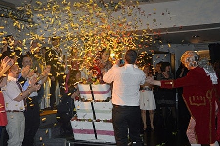 faux-gateau-geant-avec-surprise-interieur Gâteau d'anniversaire géant avec surprise à l'intérieur