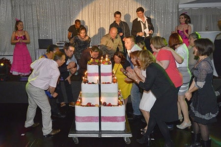 gateau-anniversaire-geant-faux-fermer Gâteau d'anniversaire géant fermer