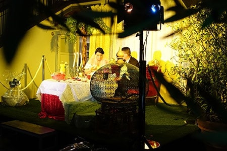 podium-des-maries-trone-rouge-mariage-oriental Trône rouge podium mariés oriental