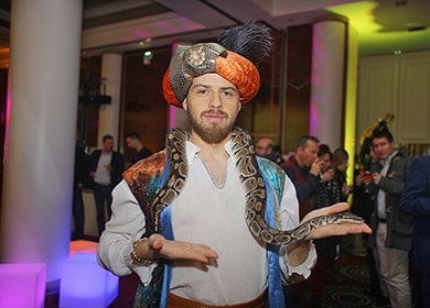 montreur-de-serpent-lyon Montreur de serpent soirée d'entreprise Lyon