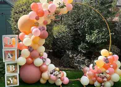 Arche de ballons ronde organique couleur nude beige et blanche