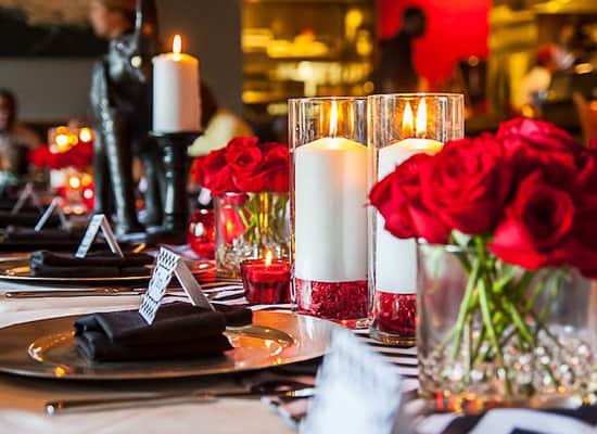 deco-romantique-saint-valentin-rouge-noir-bouquets-roses-rouges-serviettes-noires-bougies-idees-originales Déco de table romantique saint-valentin noir rouge bouquets de rose et bougies