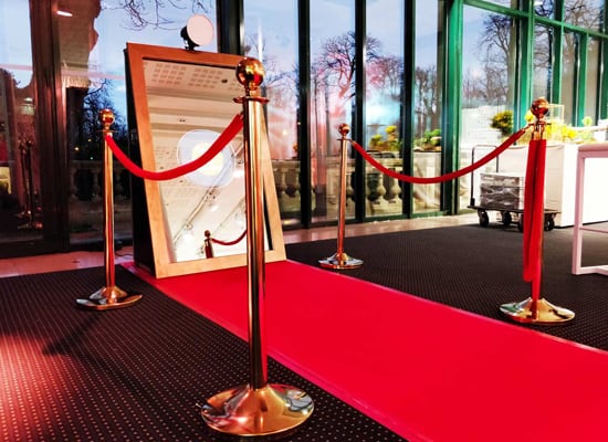 photobooth-miroir-photo-saint-valentin Photobooth miroir photo magique avec tapis rouge et potelets dorée et rouge