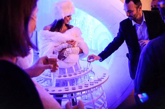 Animation originale soirée événementielle service sur robe à champagne à Lyon
